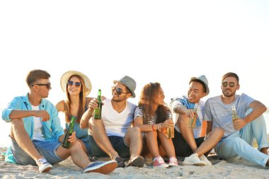 Dışarı asılı bira ile arkadaş 