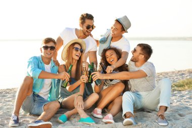 Dışarı asılı bira ile arkadaş 