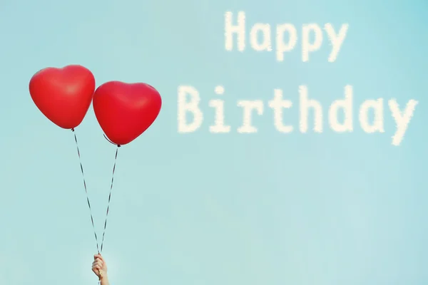 Zadowolony urodziny tekst i miłości serca balony na tle nieba — Zdjęcie stockowe