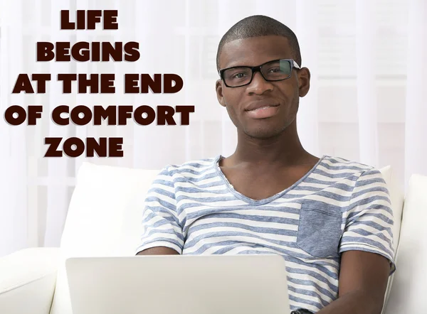 Concetto Zona Comfort Bello Uomo Afroamericano Seduto Con Laptop — Foto Stock