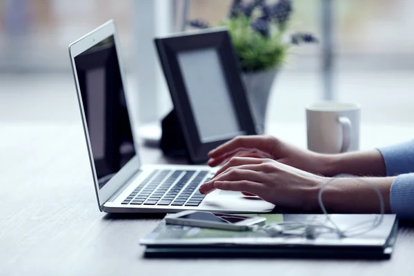 As mãos da mulher usando laptop na mesa — Fotografia de Stock