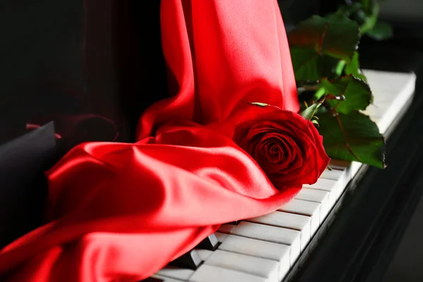 Rosa rosa en las teclas de piano — Foto de Stock