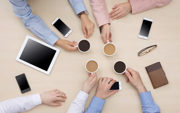 Groep mensen drinken koffie — Stockfoto