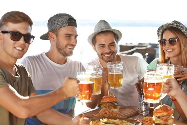 Gruppo Amici Bere Birra Uscire Insieme All Aperto — Foto Stock