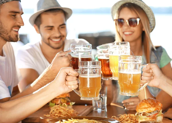 Παρέα Πίνοντας Μπύρα Και Κρεμώντας Έξω Μαζί Εξωτερικούς Χώρους — Φωτογραφία Αρχείου