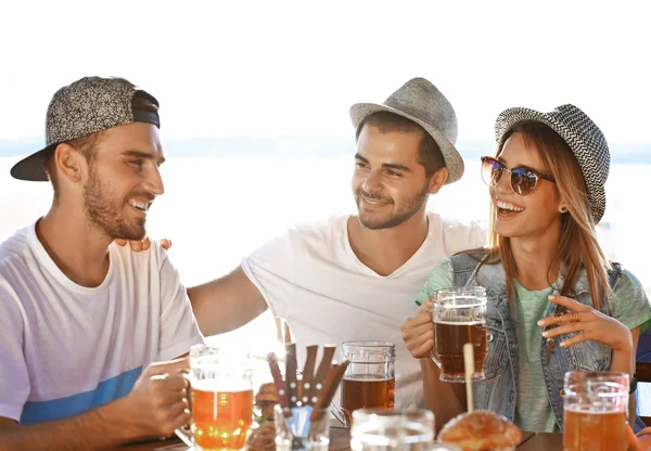 Grupo Amigos Tomando Cerveza Pasando Rato Juntos Aire Libre —  Fotos de Stock