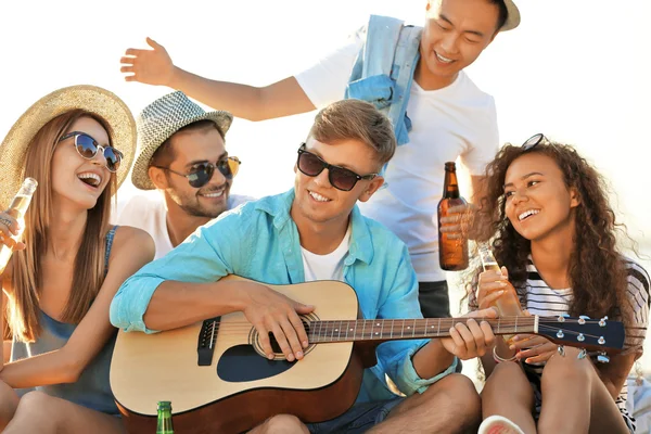 Gruppo Amici Che Ascoltano Chitarra Bevono Birra Spiaggia — Foto Stock