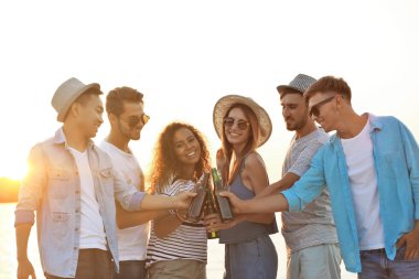 Dışarı asılı bira ile arkadaş 