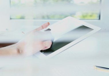 Kadın el masa başında tablet kullanma