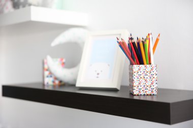Çocuk odası iç detay olarak duvarda dekoratif raf