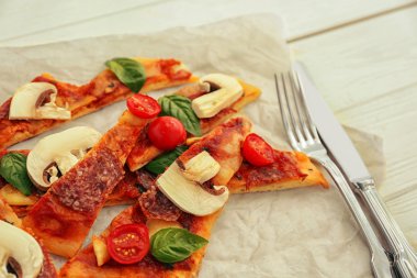 lezzetli pizza dilimlenmiş 