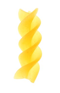 spiral makarna üzerine beyaz izole
