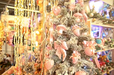 Alışveriş merkezinde bir şekilde dekore edilmiş Noel ağacı