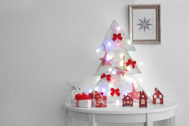 Süslenen beyaz masada el yapımı Noel ağacı