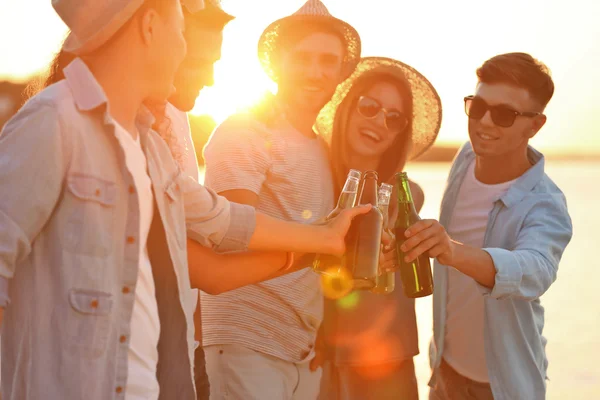 Amici uscire con la birra — Foto Stock