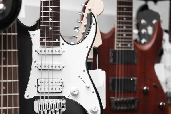 Guitarras colgando en la pared, primer plano — Foto de Stock