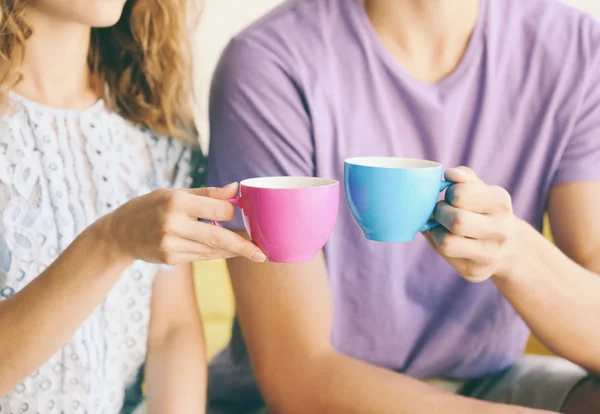 Tenant des tasses de café — Photo