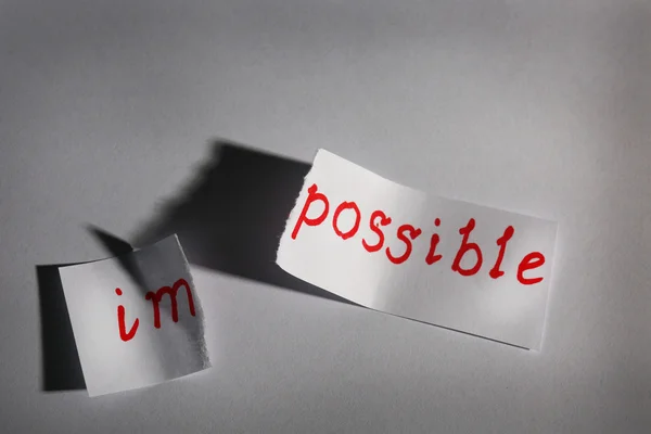 வெள்ளை பின்னணியில் IMPOSSIBLE என்ற வார்த்தையை வெட்டவும் — ஸ்டாக் புகைப்படம்