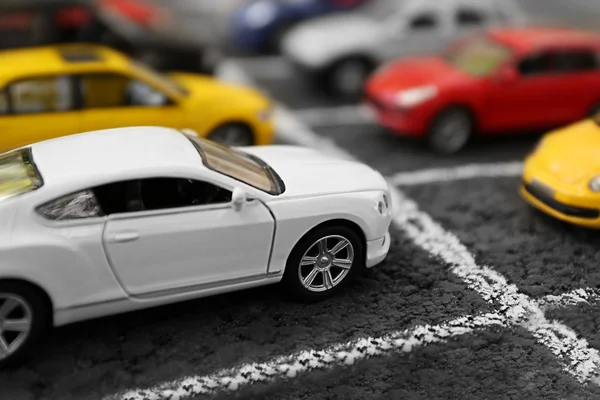 Primer plano de aparcamiento de coches de juguete — Foto de Stock