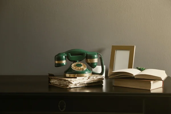 Vieux téléphone sur la table — Photo