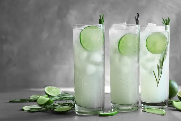 Bicchieri di cocktail con ghiaccio — Foto Stock