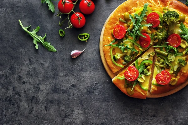 Smaczne dania wegetariańskie pizza — Zdjęcie stockowe