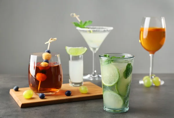 Delicioso mojito na mesa cinza — Fotografia de Stock