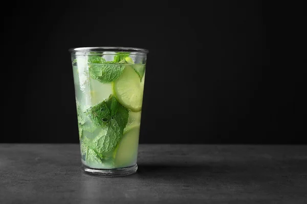 Delicioso mojito com fatias de hortelã e limão na mesa cinza — Fotografia de Stock