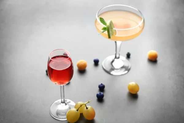 Delicious cocktail on gray table — Stock Photo, Image