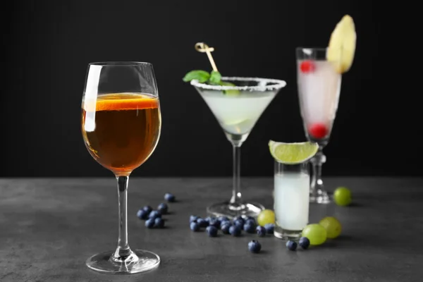 Heerlijke cocktail op grijze tafel — Stockfoto