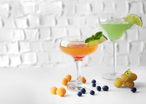Çilek beyaz tablo ile lezzetli kokteyl — Stok fotoğraf