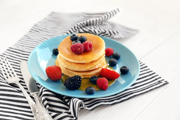 Delicious pancakes and berries — Stock Photo, Image