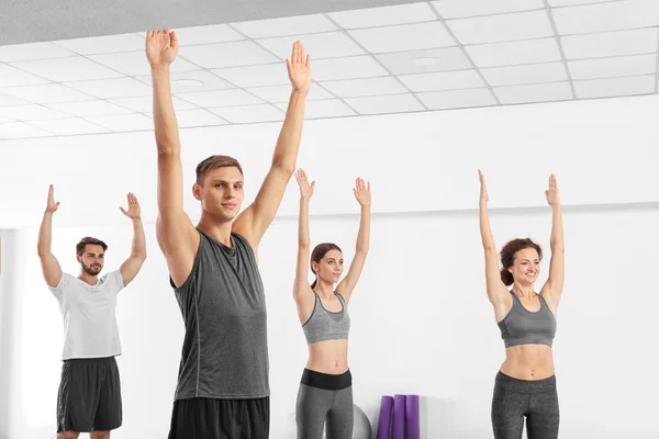 Grupo Pessoas Fazendo Exercícios Ginásio — Fotografia de Stock