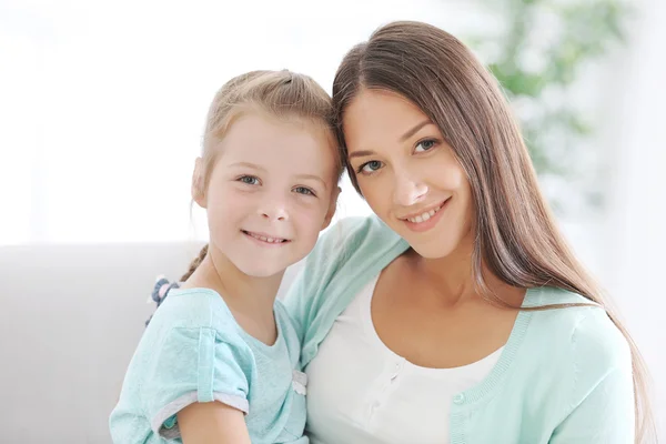 Söt flicka med mamma — Stockfoto