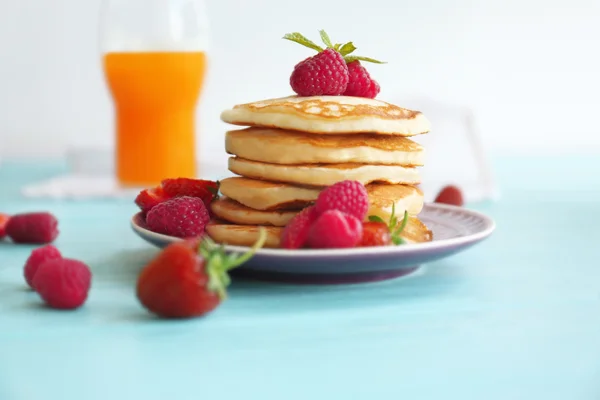 Leckere Pfannkuchen mit Beeren — Stockfoto