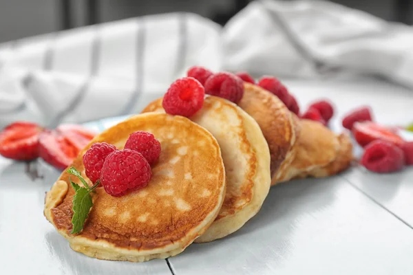 Deliciosos panqueques con bayas — Foto de Stock