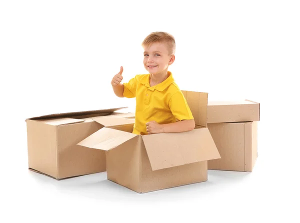 Niño jugando con cajas de cartón aisladas en blanco — Foto de Stock