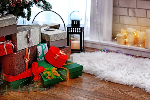 Hermosos regalos bajo el árbol de Navidad — Foto de Stock