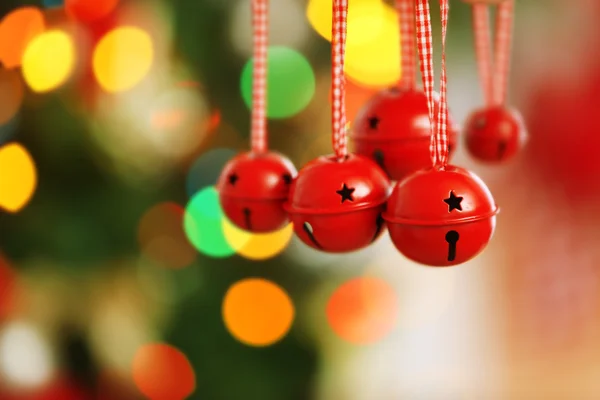 Jingle bells na niewyraźne tło światła Bożego Narodzenia, zbliżenie — Zdjęcie stockowe