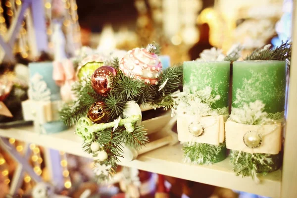 Heldere Kerstdecoratie in winkelcentrum — Stockfoto