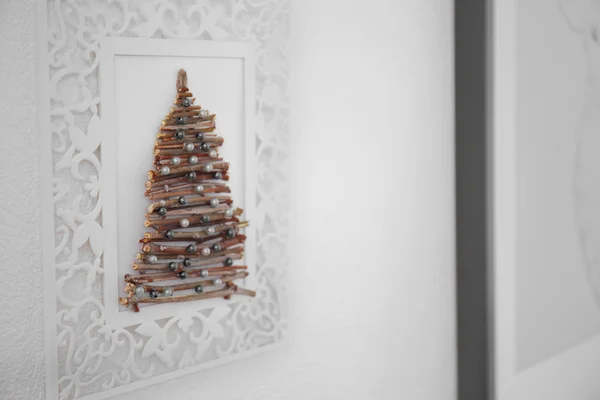 Arbre de Noël fait à la main dans un cadre photo sur un mur blanc — Photo