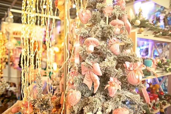 Sapin de Noël décoré dans le centre commercial — Photo
