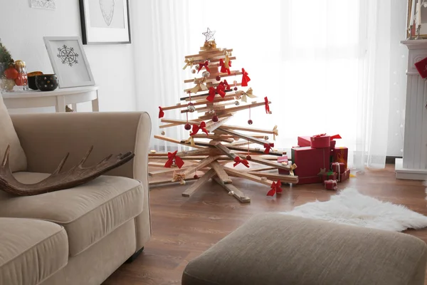 거실 인테리어에 창조적인 크리스마스 트리 — 스톡 사진