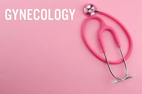Concept de gynécologie. Stéthoscope rose sur fond rose — Photo