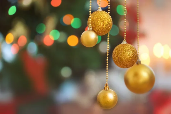 Красивые шары на размытом фоне рождественских огней, крупным планом Стоковая Картинка