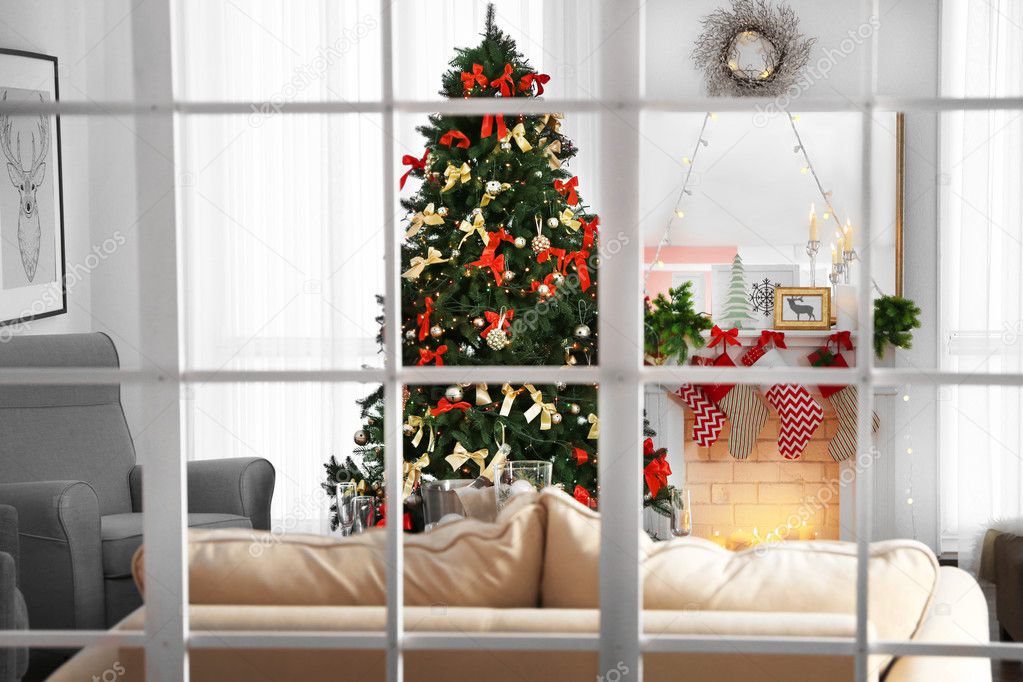 Mysig jul inredning av vardagsrum med vackra granen, visa genom ...