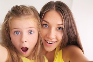 Anne ile şirin kız 