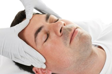 Plastik cerrahi kavramı. Erkek yüz kontrol uzmanı