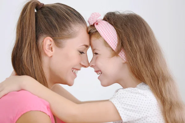 Linda chica con madre — Foto de Stock