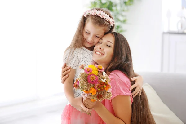 Saludos Hija Con Flores Concepto Del Día Las Madres —  Fotos de Stock